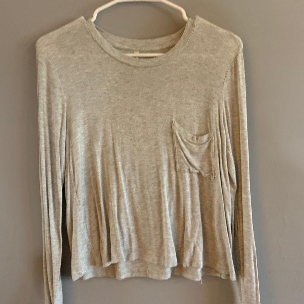 grey long sleve shirt